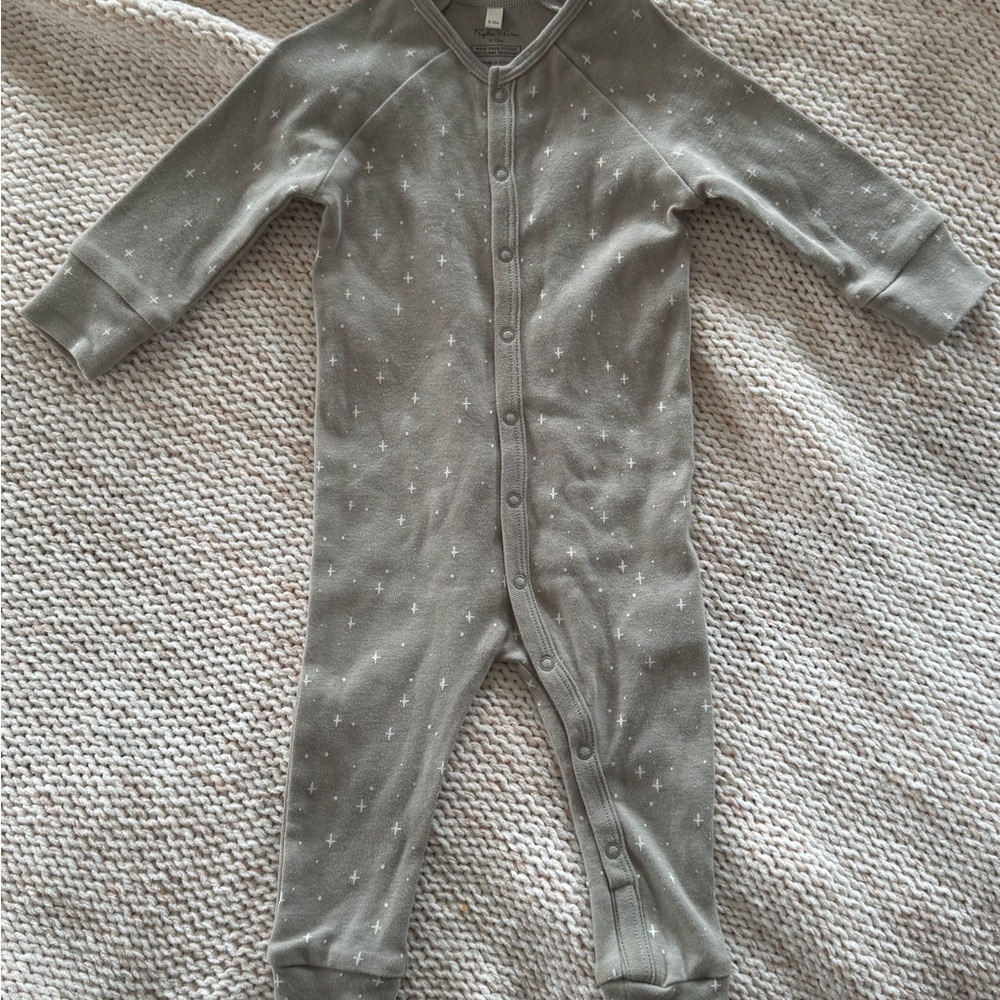 Rylee + Cru Gray Star-Print Snap One-Piece Footie